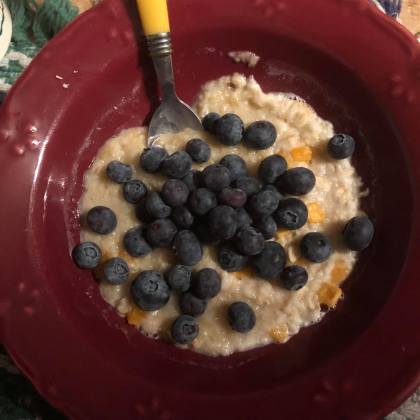peach oatmeal with blueberries